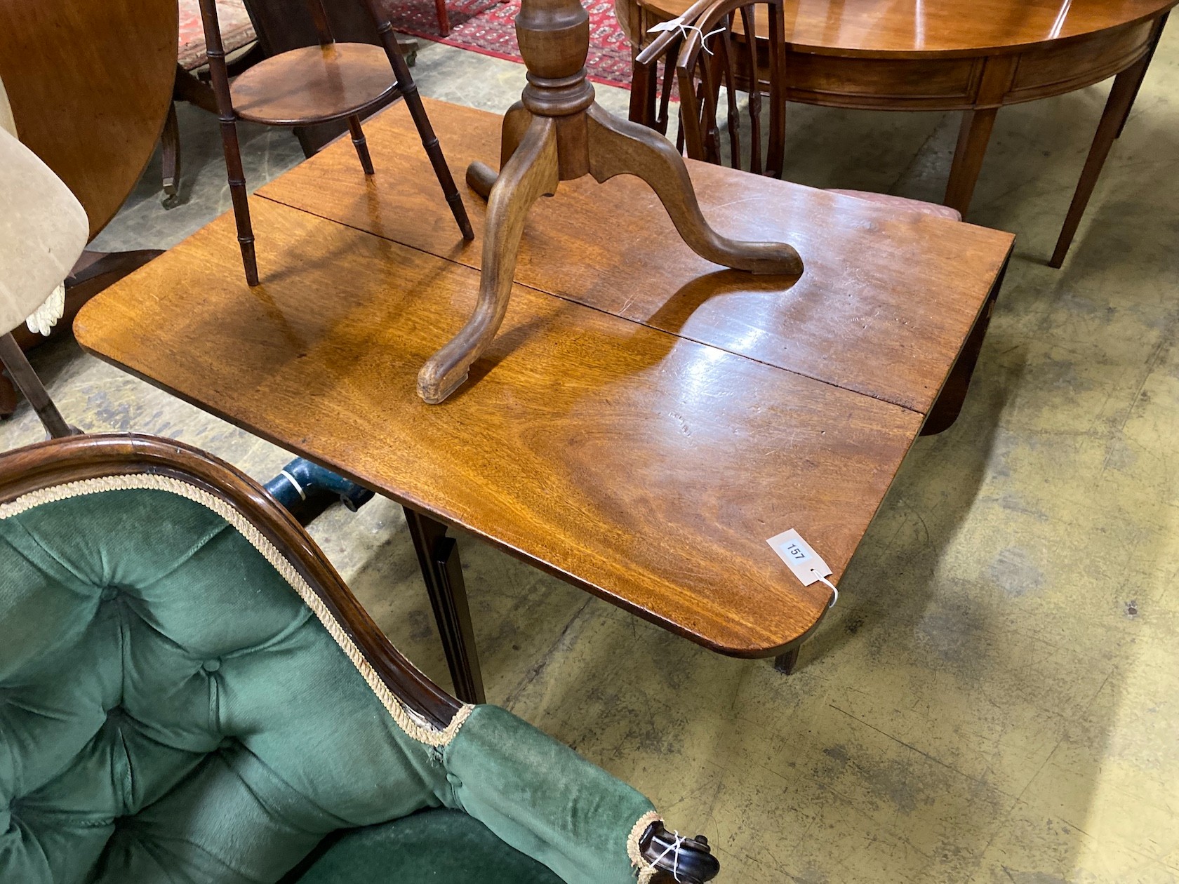 A George III mahogany drop leaf dining table, length 126cm extended, depth 117cm, height 73cm